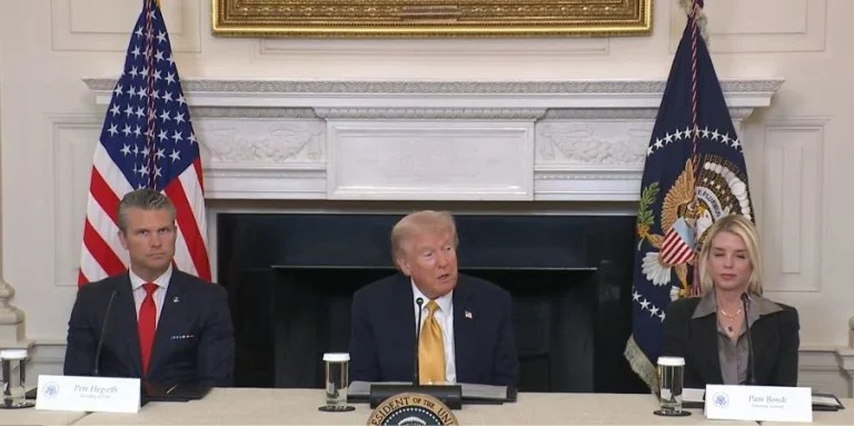 Pete Hegseth, secretario de Guerra de Estados Unidos, Donald Trump y Pam Bondi, fiscal general del país norteamericano, durante la mesa redonda celebrada este jueves en la Casa Blanca ante periodistas