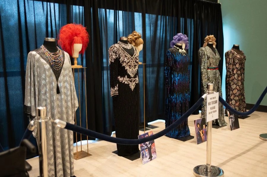 Vestidos y pelucas usados por Celia Cruz 