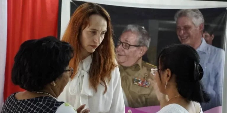 Alena Douhan (de frente) en una escuela especial de La Habana
