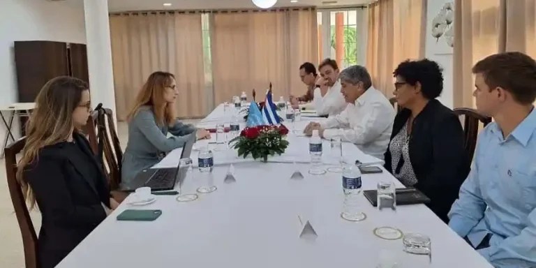 La relatora especial de la ONU Alena Douhan en un encuentro con autoridades del régimen cubano
