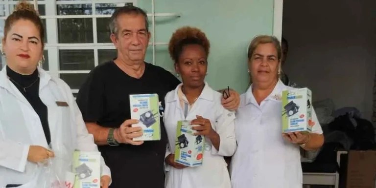 Miembros de la XIV Brigada Médica de Cuba en Zimbabwe realizaron "donaciones de manera directa a poblaciones del Oriente de la Isla", según indicó Prensa Latina