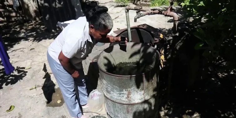 Una trabajadora de la Campaña Antivectorial en Santiago de Cuba