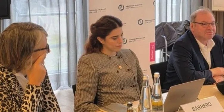 Carolina Barrero (en el centro) durante la presentación del informe 'Cuba en la guerra en Ucrania: evidencias del reclutamiento masivo de combatientes para Rusia'