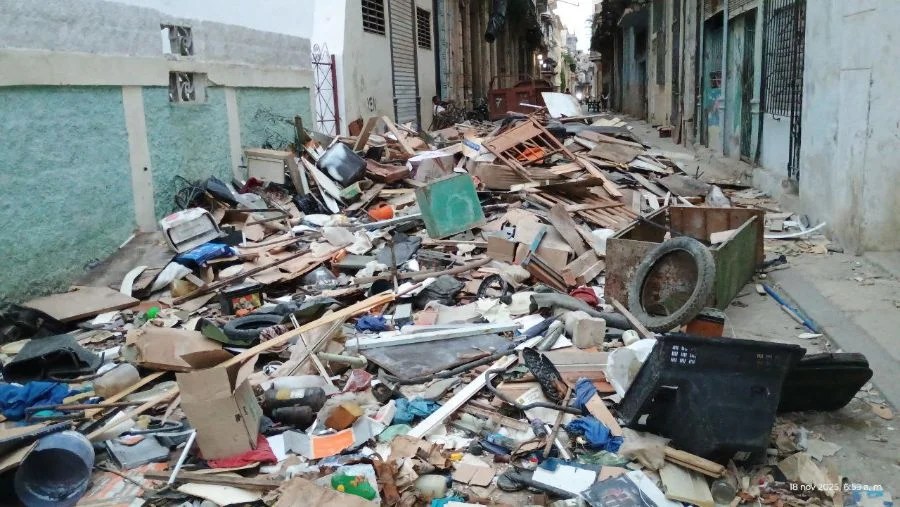 Parte de la basura removida del almacén adonde fueron movidos varios sobrevivientes del derrumbe