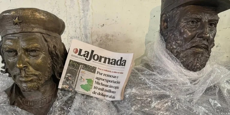 Esculturas de Fidel Castro y el Che Guevara en una bodega de la Alcaldía Cuauhtémoc