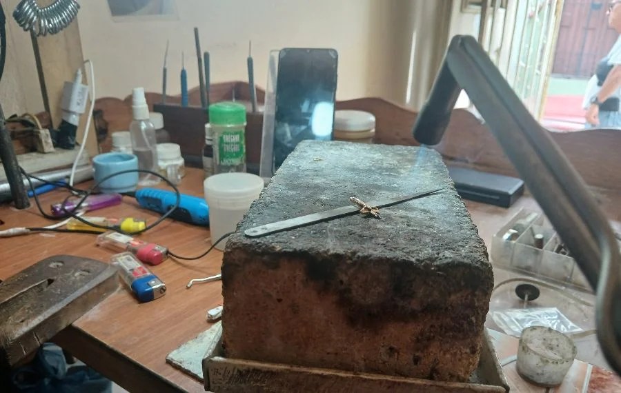 Soplete para fundir oro y pesa digital usada para medir el gramaje de prendas usadas o la chatarra de oro, en un taller de joyería en Santa Clara 