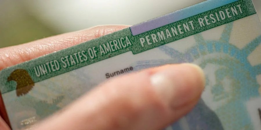 Una 'green card' o tarjeta de residencia permanente
