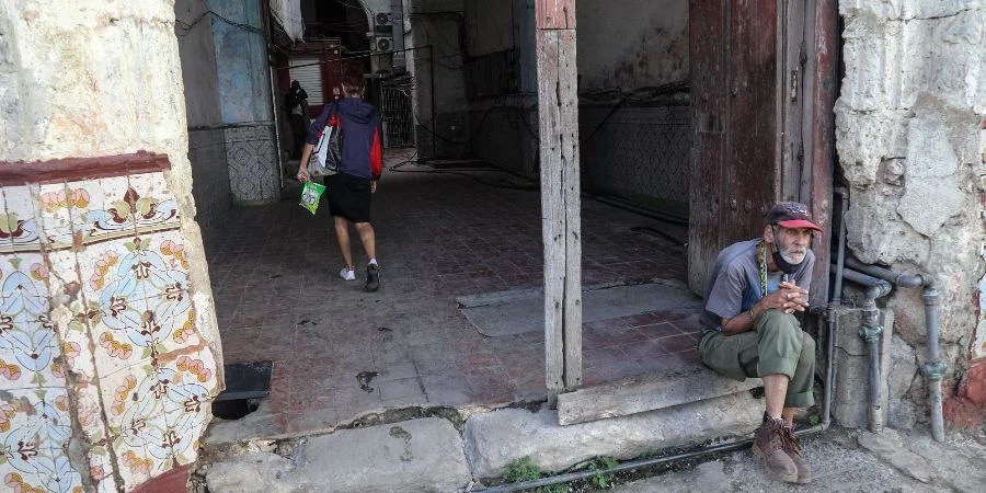 Entrada de un solar en La Habana