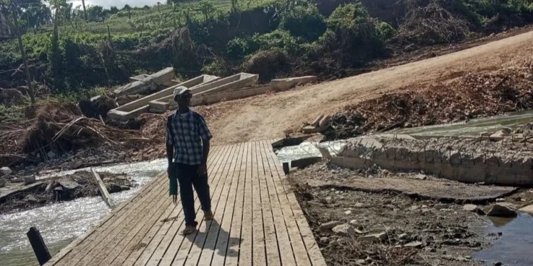 Los residentes en la localidad de Los Reynaldos, perteneciente al municipio de Songo La Maya, tuvieron que improvisar un puente tras el paso de Melissa para poder salir de su comunidad