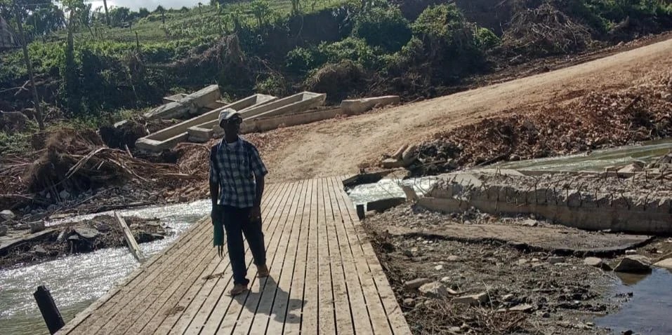 Los residentes en la localidad de Los Reynaldos, perteneciente al municipio de Songo La Maya, tuvieron que improvisar un puente tras el paso de Melissa para poder salir de su comunidad