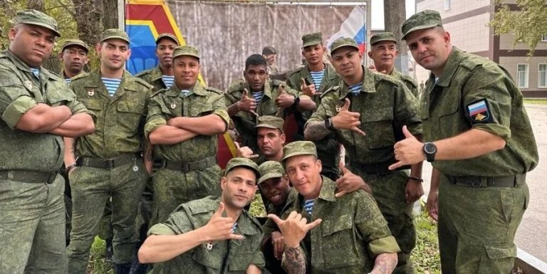 Cubanos posan como soldados del Regimiento de Paracaidistas No. 137, ubicado en la ciudad rusa de Riazán