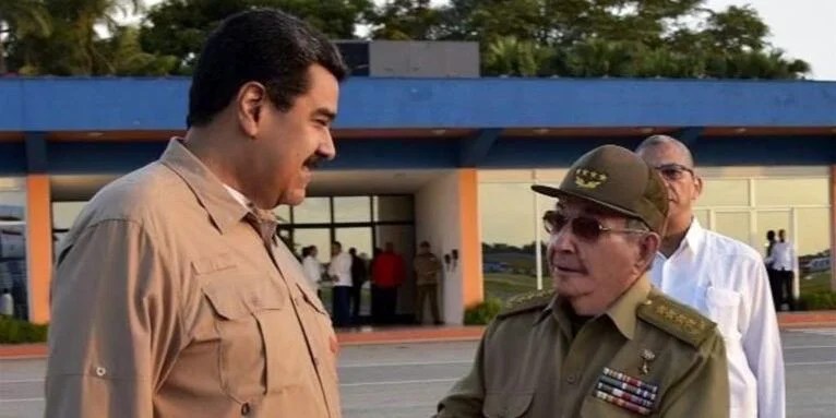 Los dictadores Nicolás Maduro y Raúl Castro