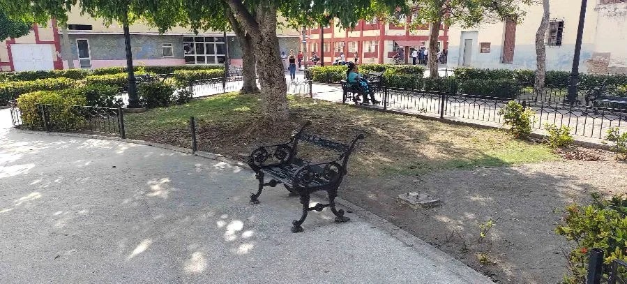 Falta la cerca perimetral del área verde. ¿Fue robada?