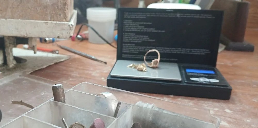Pesa digital usada para medir el gramaje de prendas usadas o de chatarra de oro, en un taller de joyería de Santa Clara