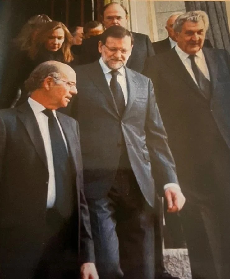 Teófilo de Luis Rodríguez saludando al rey don Juan Carlos