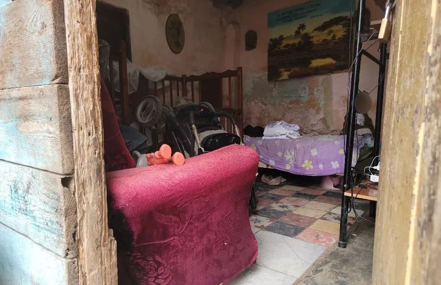 Sala de la vivienda, donde duerme la familia