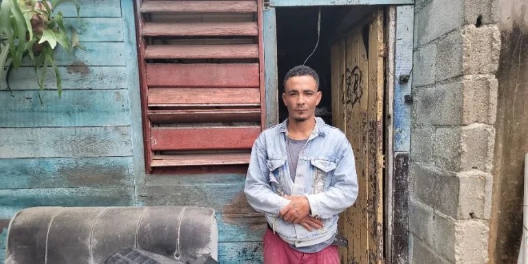 Yuniesky Llanes González posa frente a su vivienda