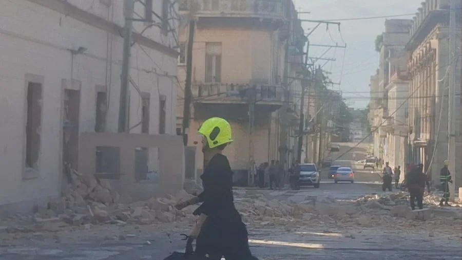 Escombros en la calle tras el derrumbe de este miércoles
