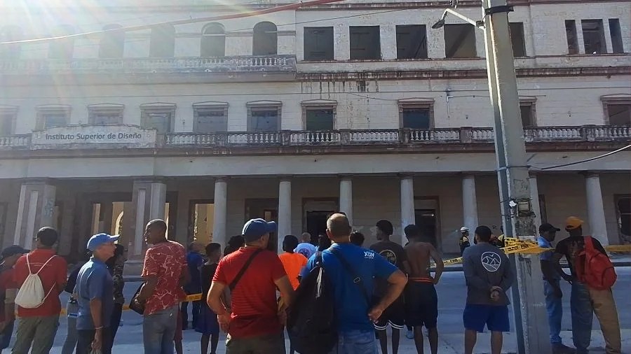 Vecinos de la zona tras el derrumbe parcial en el edificio del ISDi, este miércoles