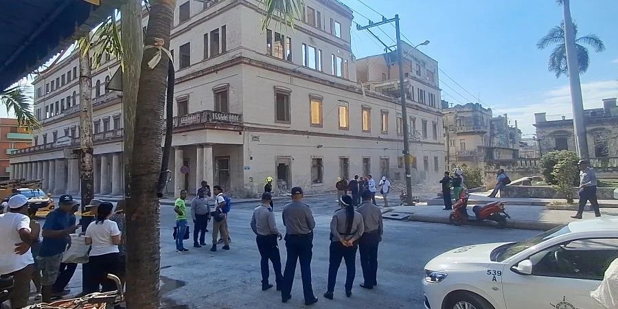Vecinos y policías tras el derrumbe parcial en el edificio del ISDi, este miércoles