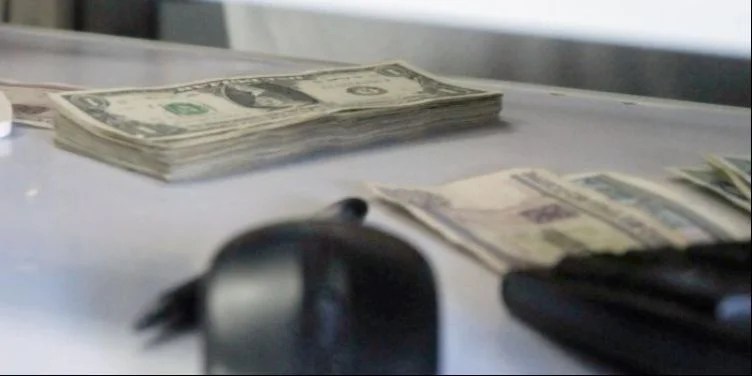 Dólares estadounidenses y pesos cubanos