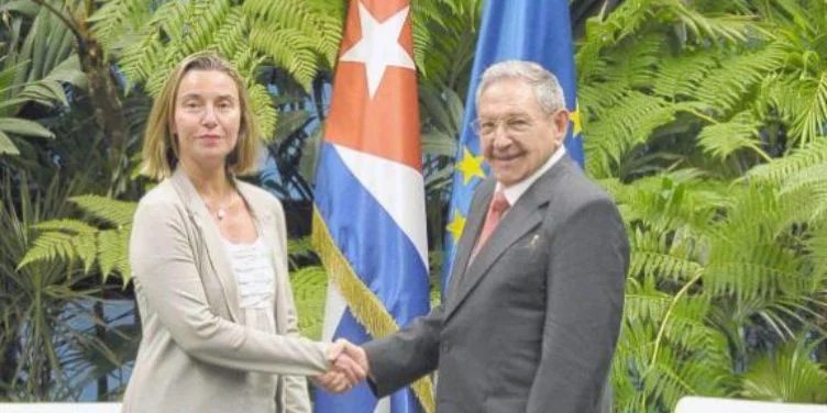 Federica Mogherini y Raúl Castro, en Cuba, en 2018