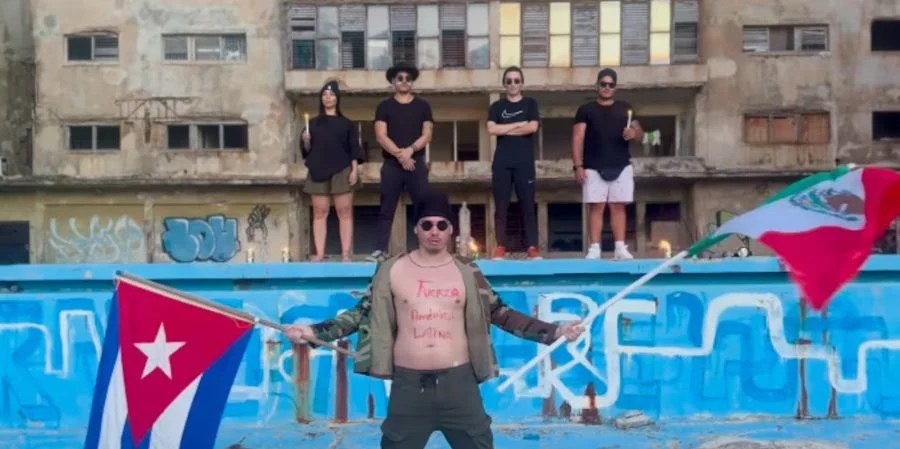 Sandro Castro (en primer plano) en una publicación de su perfil de Instagram