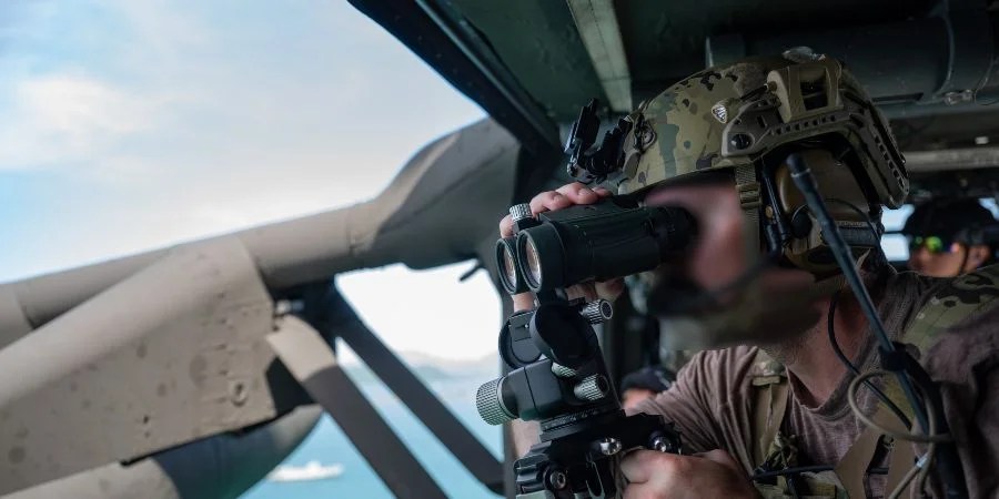 Un agente del Comando Sur, una de ls fuerzas de EE.UU. que opera contra los buques y actores sancionados que transitan por la región del Caribe