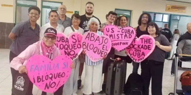Miembros de CodePink en Cuba