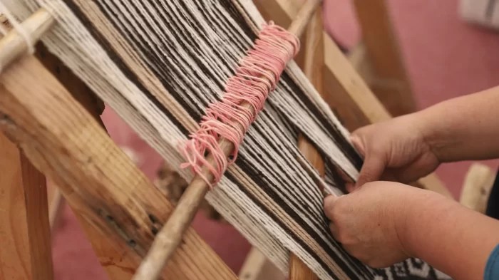 se dicta un taller de telar mapuche