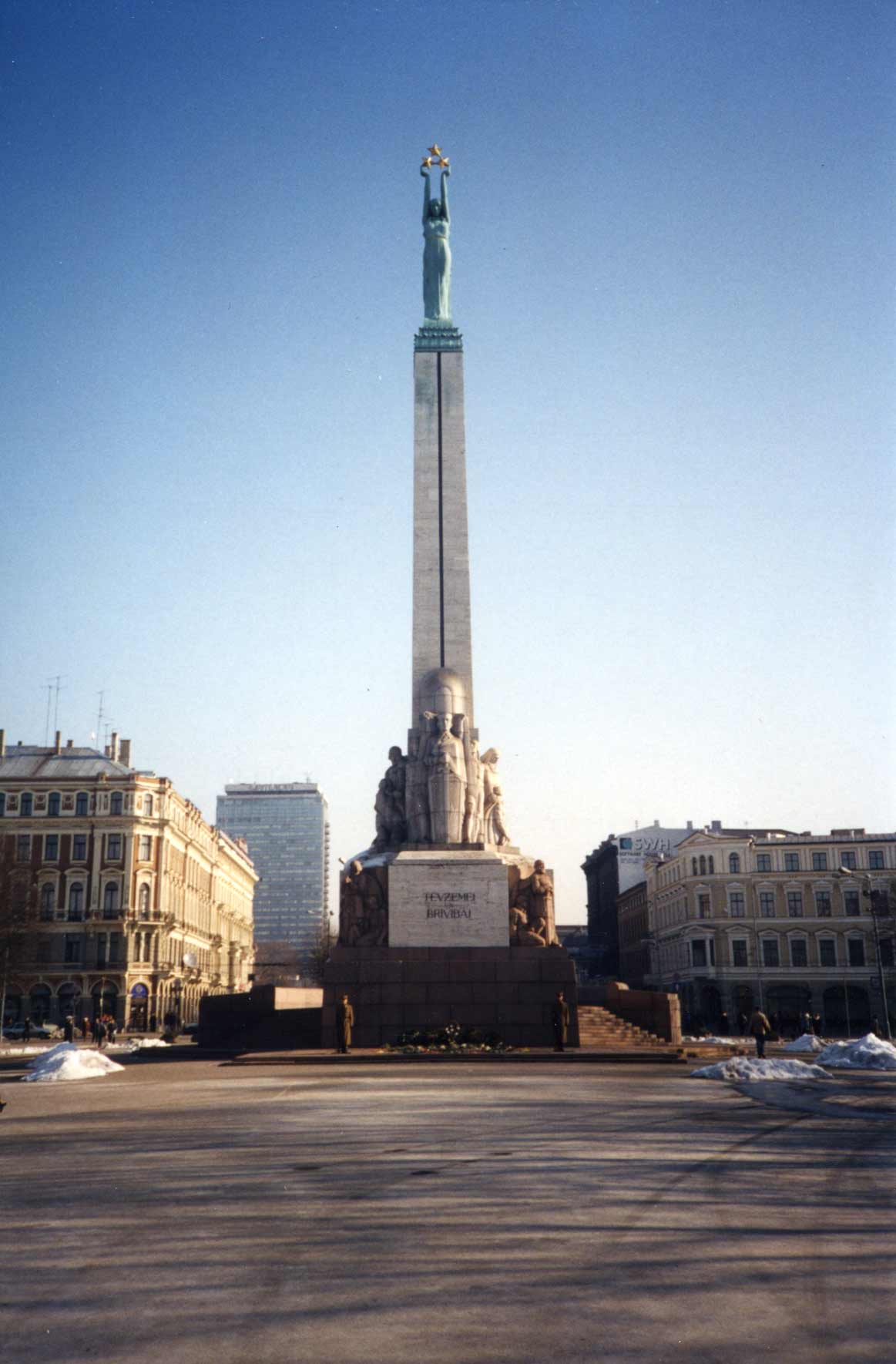 Die freiheitsstatue ist ein riesiges standbild in den usa. Die Freiheitsstatue in Riga (Lettland, Latvia, Latvija)