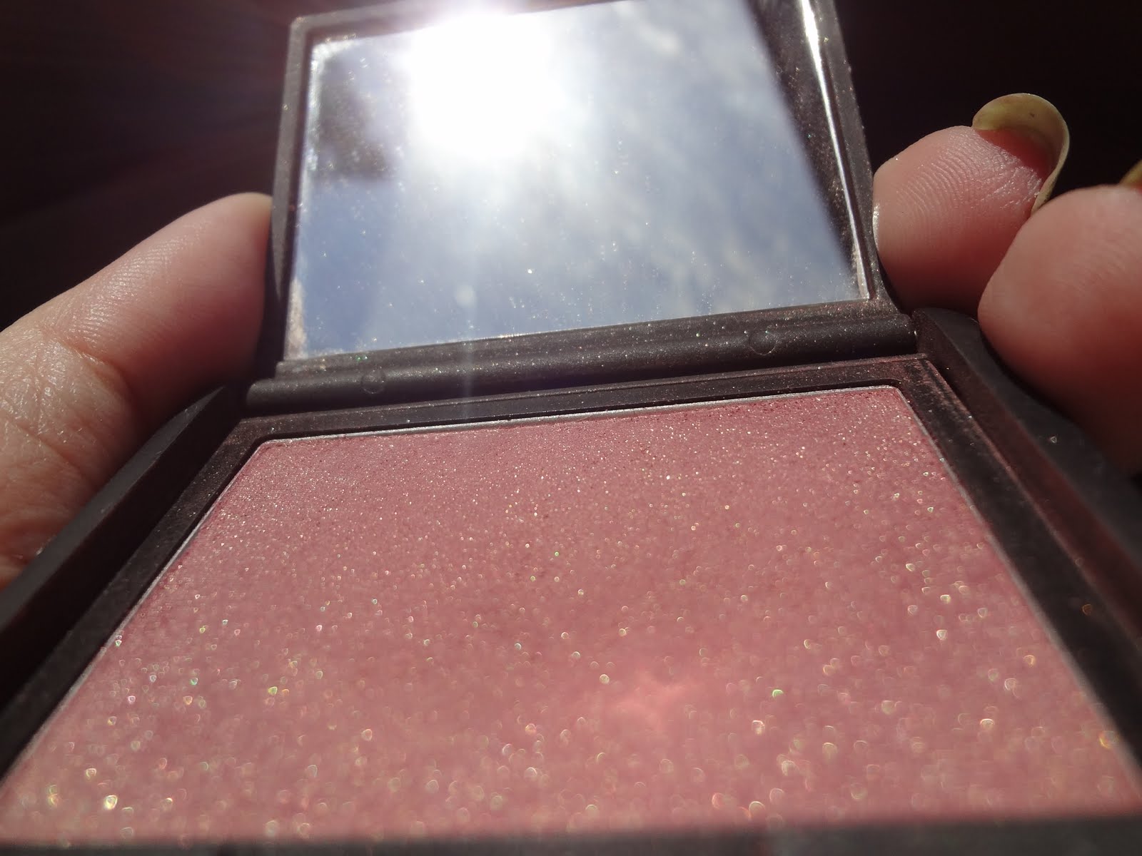 Io proprio venerdì sera ho fatto uno smokey sui toni del blu (scurito con una punta di marrone freddo) e ho abbinato un blush pesca e un gloss al melone di bottega verde (che secondo me è color pesca, altro che melone), l'effetto era molto carino. I Miei Trucchi Blush Sin By Nars Parola Di Deirdre