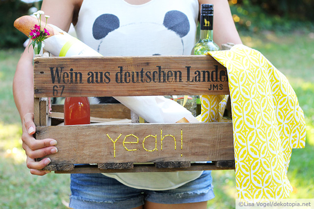 Auf einem tandemfahrrad werden sie von einem ehepaar überholt, das keine zwanzig mehr ist. Picknick DIY: Fahrradkorb und Picknicktisch in einem