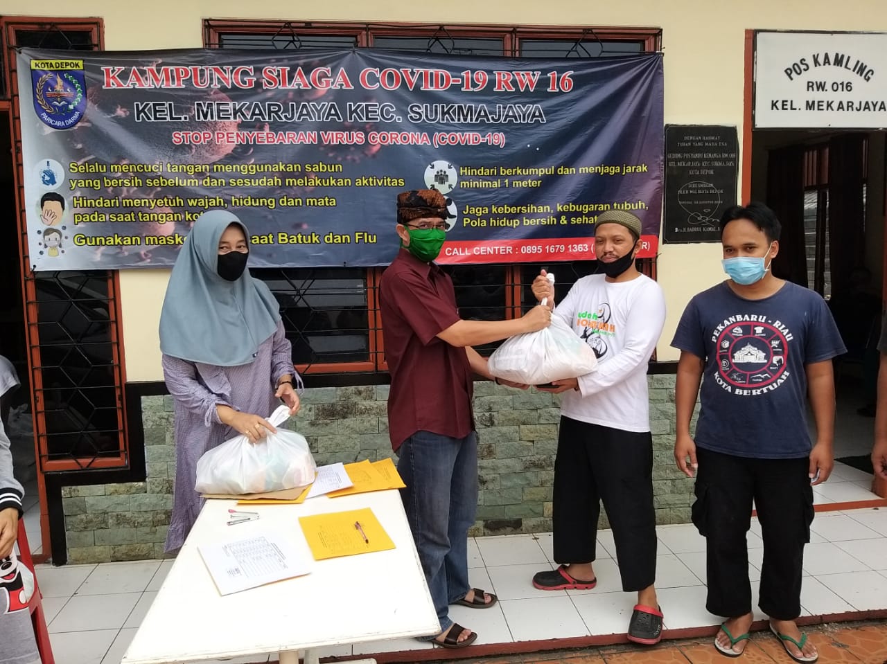 Tidak diketahui nama warga yang menceritakan adanya pemotongan bansos di lingkungan rt6, rw 5, kelurahan beji, kecamatan beji, kota depok. Bansos Kota Depok Tidak Menyeluruh Rw 016 Kelurahan Mekarjaya Bagikan Sembako Kepada Warga Secara Swadaya Depoknet