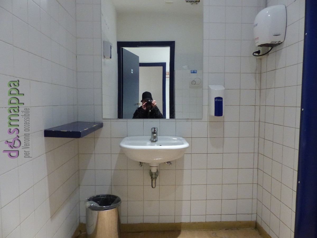 Il bagno definito per disabili disabili al secondo piano dello store Coin di via Cappello (accessibile tramite marciapiede laterale allo stabile, e scivolo per lo scalino d'entrata) risulta molto deludente: la carrozzina entra, ma la tazza è decisamente troppo bassa e senza alcun maniglione, lo sciacquone molto alto, da usare solo per emergenze