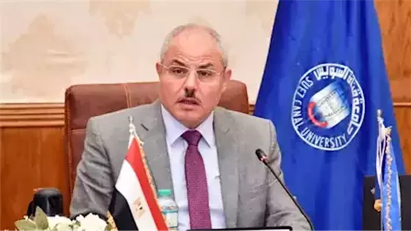 رئيس جامعة قناة السويس لخريجي صيدلة: أنتم سفراء المهنة ورسالتكم تبدأ بعد التخرج
