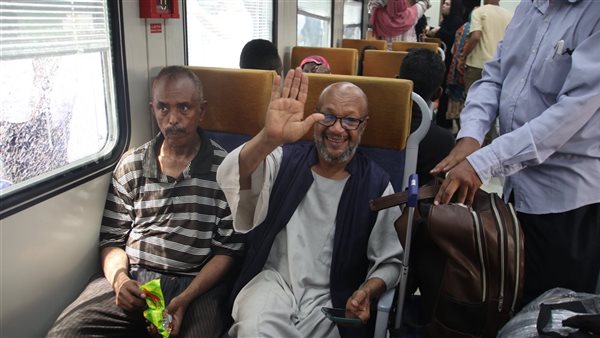 لحظات إنسانية من انطلاق القطار الثاني لعودة السودانيين من محطة رمسيس