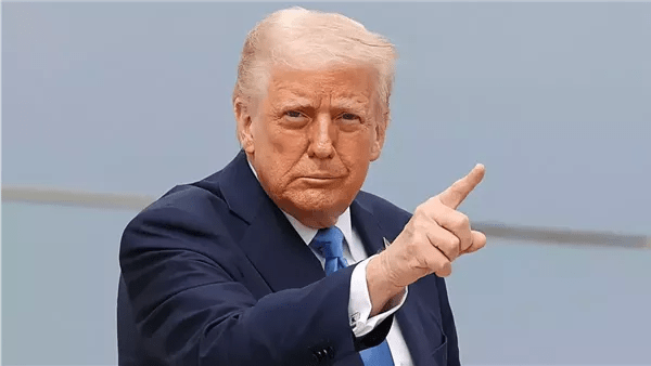 ترامب: صلاحيات الرئيس الأمريكي تسمح له بفرض قيود على الأفغان ترامب: صلاحيات الرئيس الأمريكي تسمح له بفرض قيود على الأفغان