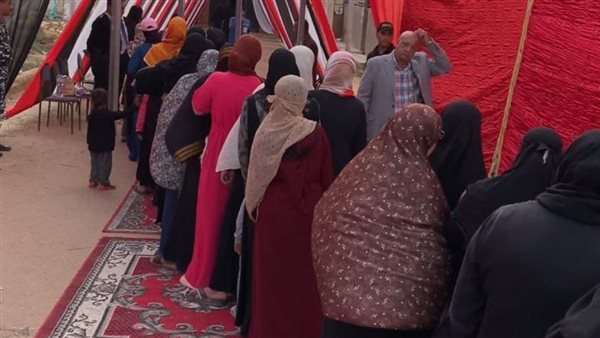 طابور من السيدات في انتظار فتح لجان السويس بعد فترة الاستراحة 
