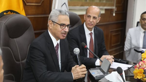 محافظ بني سويف يشهد أول اجتماع لمجلس الجامعة