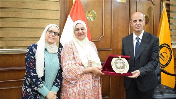 جامعة بني سويف تكريم دنيا عطوة بعد فوزها بزمالة ماري كوري الأوروبية