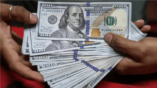 الدولار يواصل الصعود مدفوعًا بتسارع التضخم وتوترات الشرق الأوسط الدولار يواصل الصعود مدفوعًا بتسارع التضخم وتوترات الشرق الأوسط