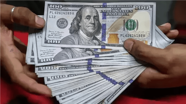 3 تطورات مفاجئة تربك الدولار وسط تصعيد جديد في حرب إيران