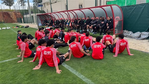 جلسة تحفيزية للاعبي منتخب الناشئين قبل مواجهة تونس بكأس الأمم الأفريقية