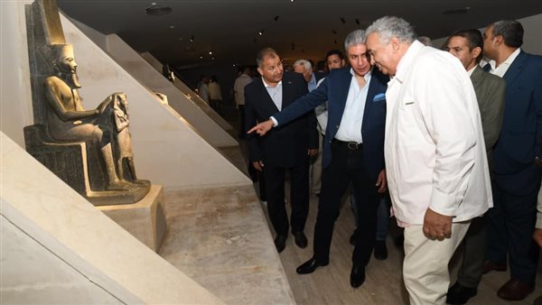 وزير السياحة والآثار: عرض خبيئة معبد الأقصر يمثل إضافة جديدة للمتحف وزير السياحة والآثار: عرض خبيئة معبد الأقصر يمثل إضافة جديدة للمتحف