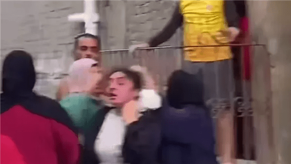 الداخلية تفحص واقعة التعدي على سيدة وسحلها بالشارع الداخلية تفحص واقعة التعدي على سيدة وسحلها بالشارع