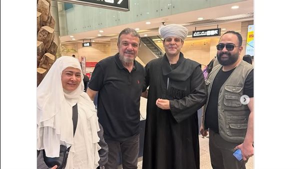 المنشد محمود التهامي وأحمد سلامة في وداع ضيوف الرحمن من المطار