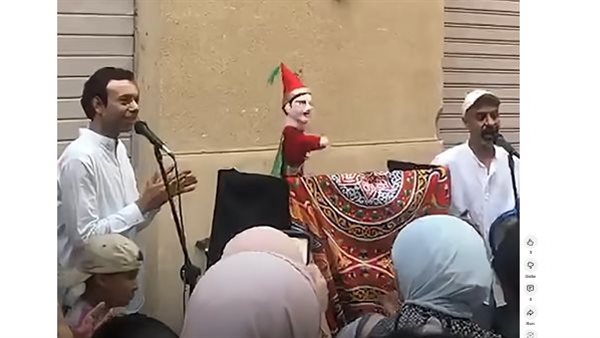 البهجة التراثية تطرق أبواب وسط البلد.. تفاعل كبير من زائري شارع الفن مع عرض الأراجوز (فيديو)