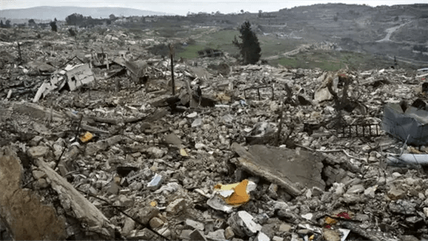 تصعيد إسرائيلي في الجنوب والبقاع بلبنان.. إحراق منازل وتمشيط وغارات جوية