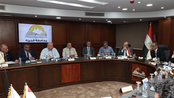 محافظ الجيزة يبحث مع نواب منشأة القناطر وأوسيم والوراق تطوير الخدمات